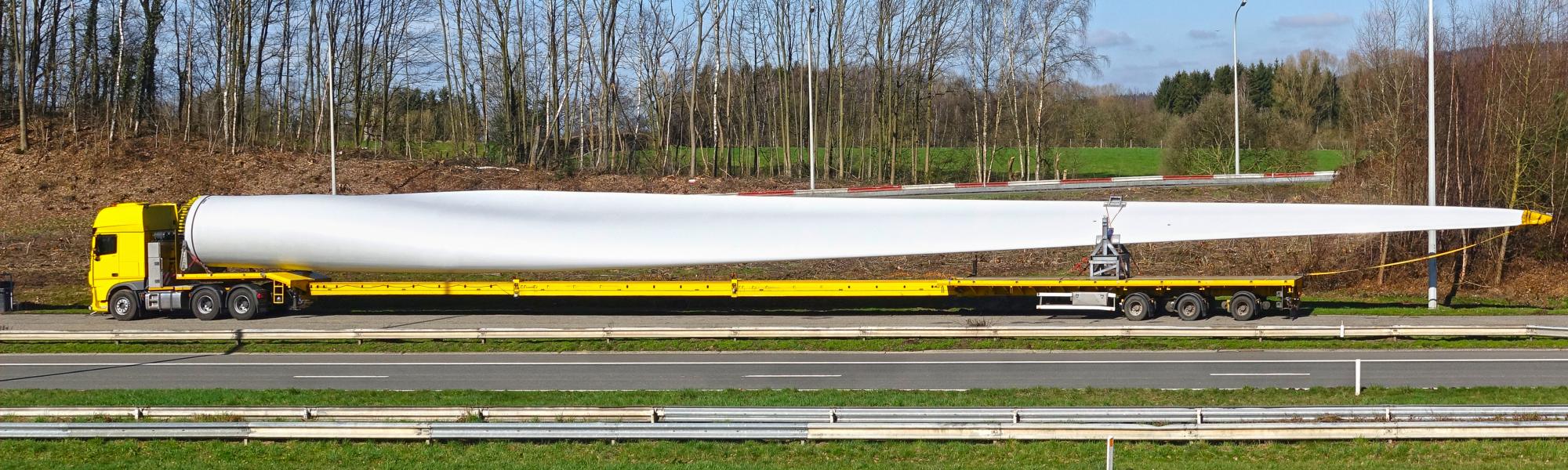 Truck transporting rotor blade fro wind power plant