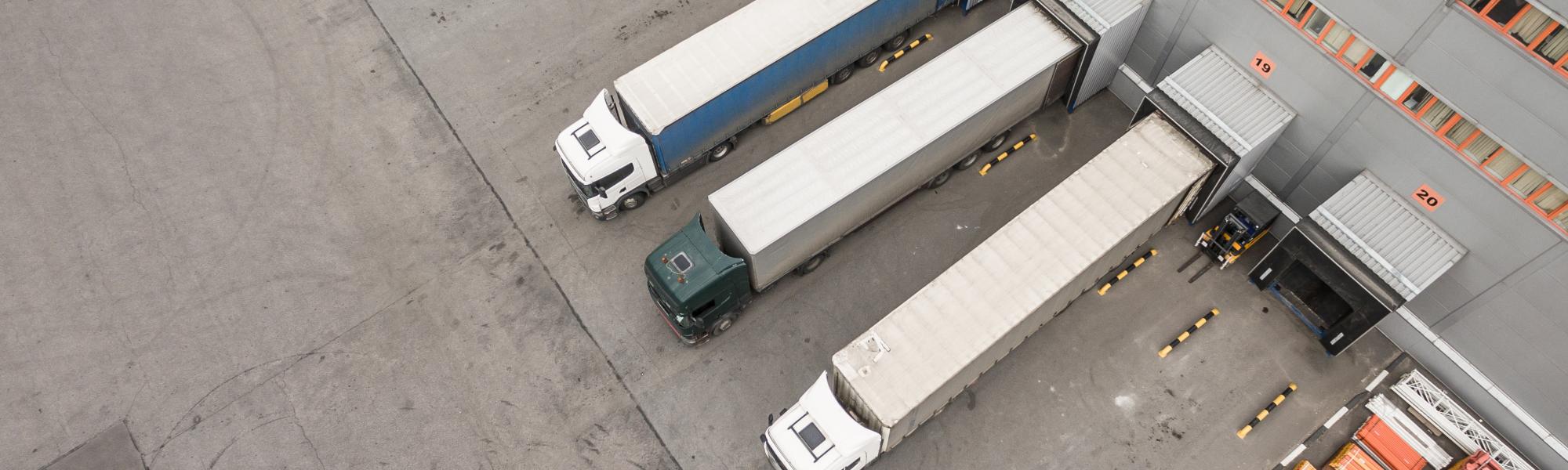 trucks_unloading_in_logostics_center