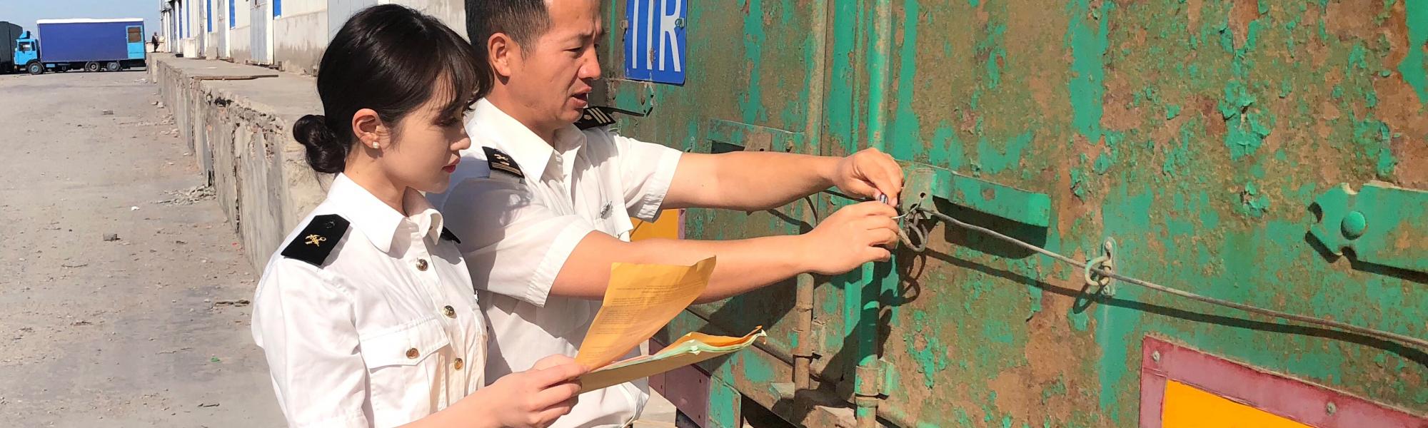 Chinese customs attaching seal to TIR truck
