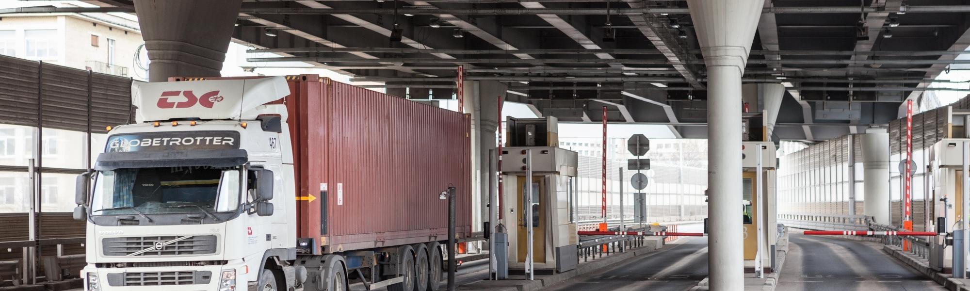 truck crossing border