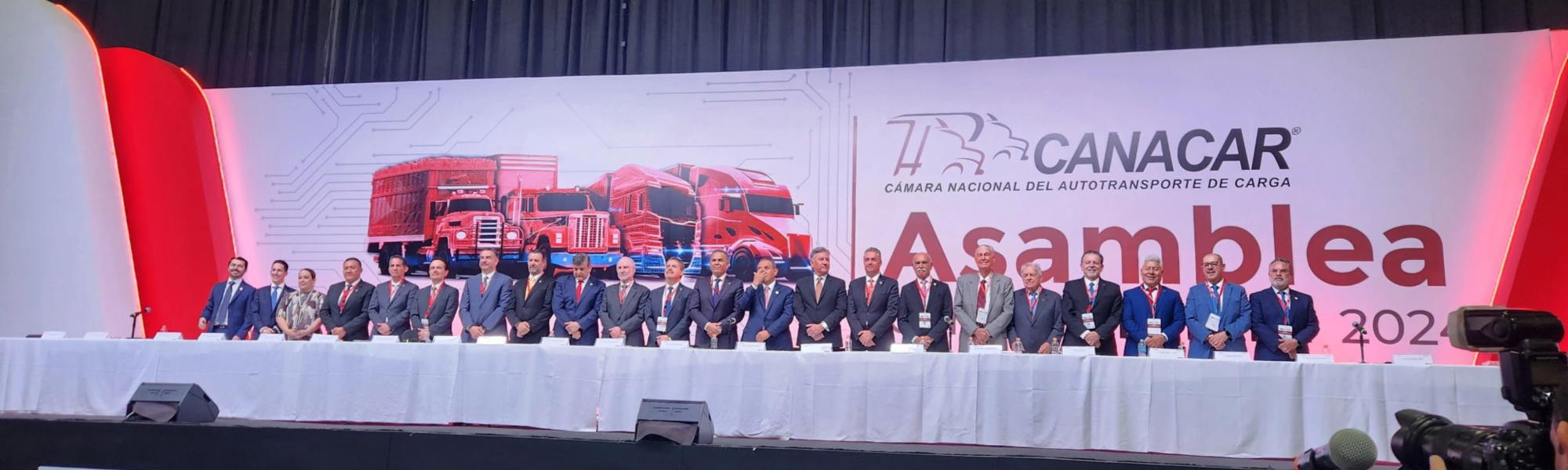 IRU member CANACAR discussed the role of women in Mexico’s trucking industry and elected new leaders at its General Assembly.