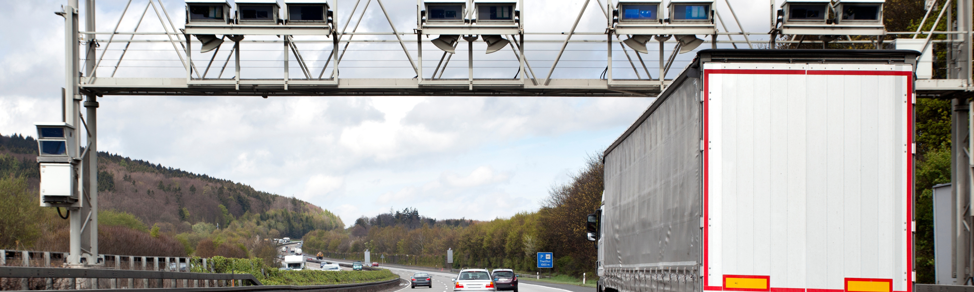 EU countries have started implementing the bloc’s new truck tolls, including new CO₂-based ones. Whether they’re new or additions to existing systems, they will have a big impact on logistics. What will those be? We asked Axxès and DKV Mobility for their perspectives.