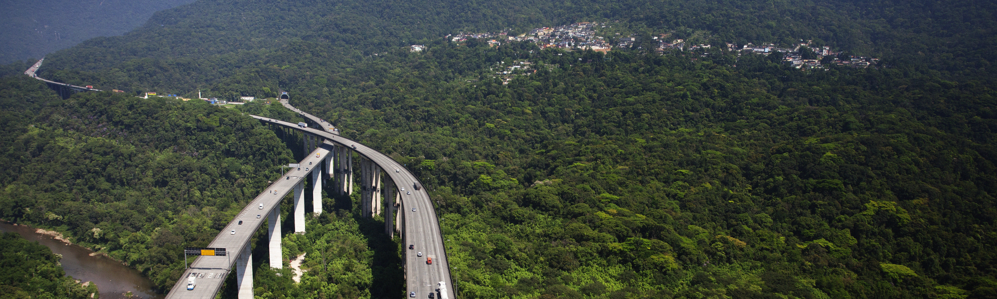 At an international event in Brazil, IRU, industry leaders and officials from Argentina, Brazil and Paraguay discussed pressing challenges undermining trade and transit.