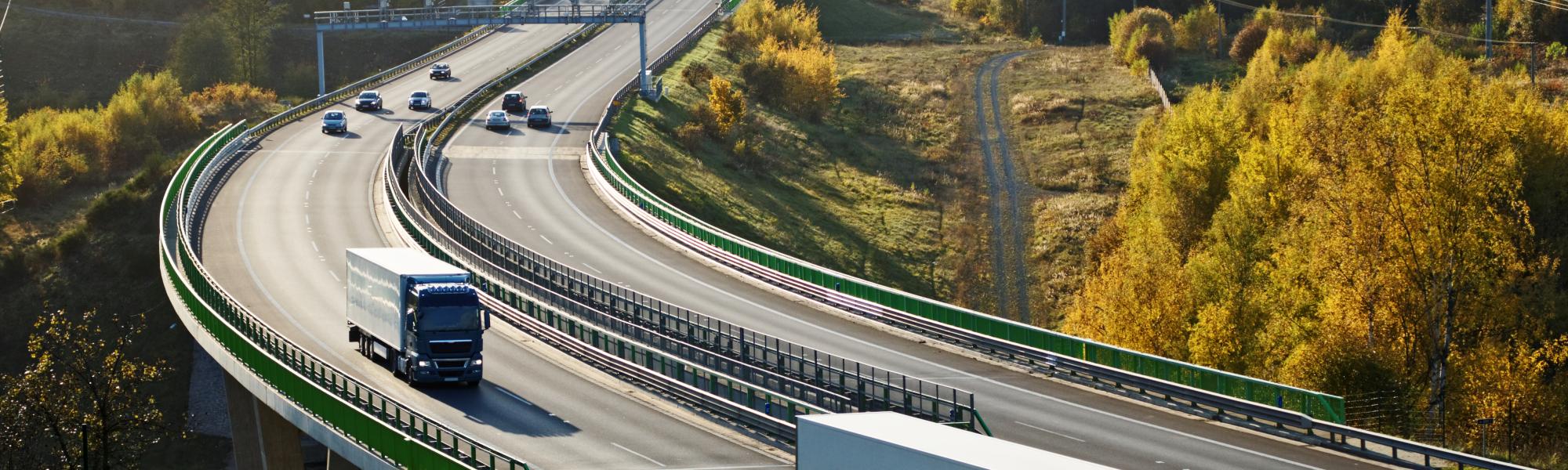 EU countries have started implementing new truck CO₂ tolls. Whether they’re new or additions to existing tolls, they will have a big impact on logistics. What will those be? Axxès and DKV Mobility uncovered them for us at our recent webinar.