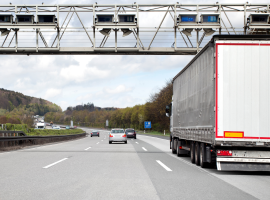 EU countries have started implementing the bloc’s new truck tolls, including new CO₂-based ones. Whether they’re new or additions to existing systems, they will have a big impact on logistics. What will those be? We asked Axxès and DKV Mobility for their perspectives.