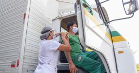 IRU emergency call for action on COVID-19 vaccinations for professional drivers