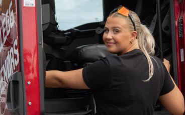 Emilie Høydal did not have a typical start to her career in transport. She first studied media and communications in high school. But after two years, she learned that it was not for her. So she dropped out and worked at a gas station for a while. She eventually decided to go back to high school to study technological and industrial production. This is where the magic happened.