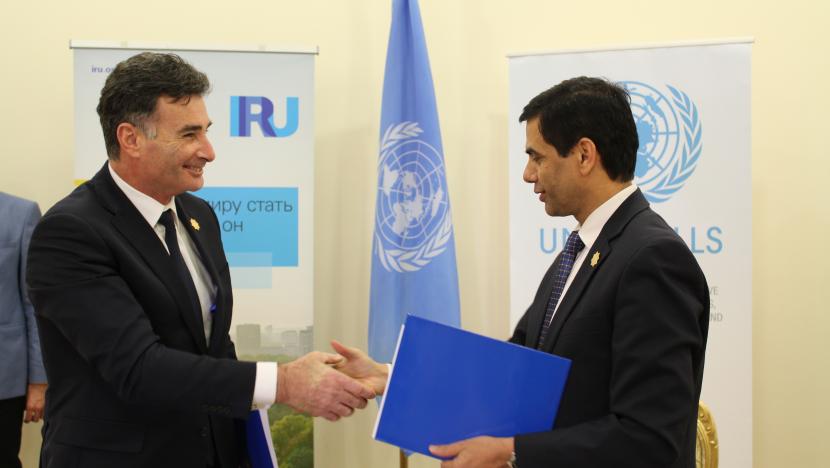 Umberto de Pretto shaking hands with Gyan Chandra Acharya