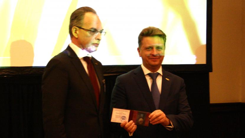 Министр транспорта России Максим Соколов вручает награду Дмитрию Чельцову