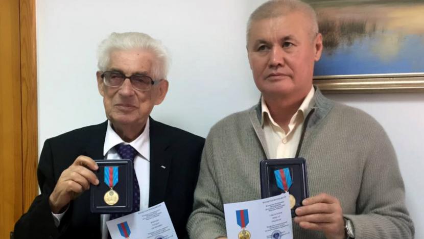 Президент КазАТО Махсат Сактаганов и генеральный секретарь КазАТО Теодор Каплан получают награды