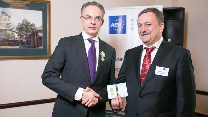 First Deputy Head of the Federal Customs Service of Russia, Ruslan Davydov, presents award to Dmitry Cheltsov