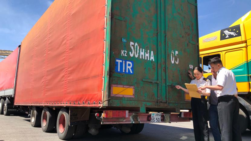 哈萨克斯坦TIR货车在中国海关接受检查