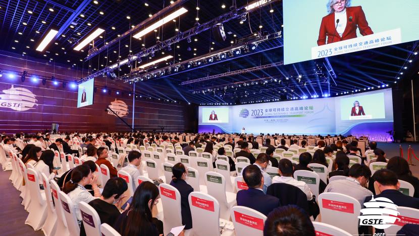 Transport ministers and IRU talk development priorities at major China forum