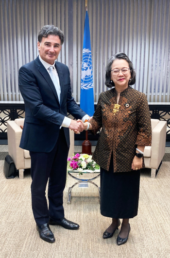 IRU Secretary General Umberto de Pretto and UNESCAP Executive Secretary Armida Salsiah Alisjahbana