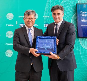 Umberto de Pretto presented ITF Secretary General Young Tae Kim with a special plaque to commemorate IRU’s decades-long partnership with ITF